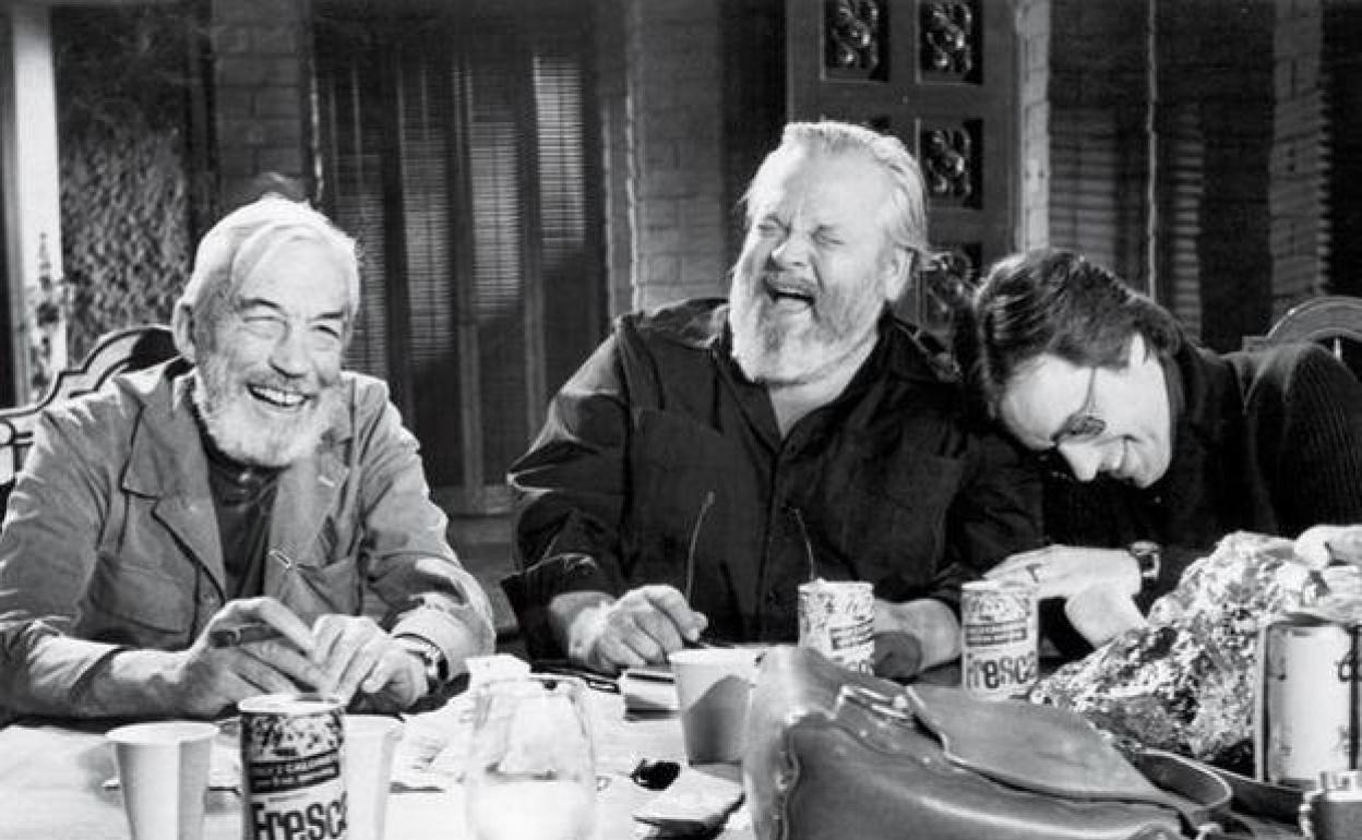 John Huston con Orson Welles y Peter Bogdanovich durante el rodaje de 'Al otro lado del viento'.