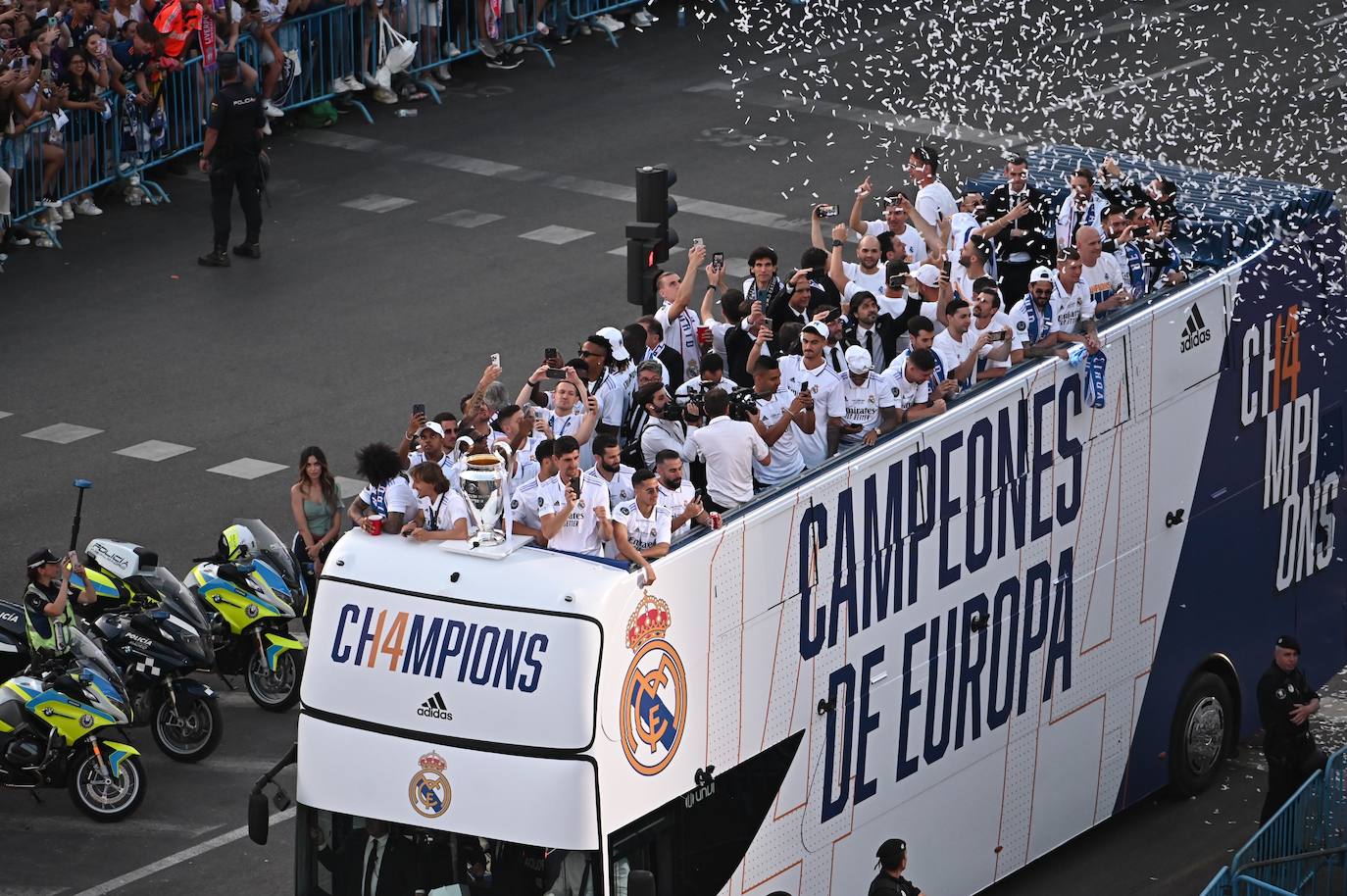 El autobús descapotable del Real Madrid, a su llegada a la Plaza de Cibeles, uno de los momentos álgidos de la jornada. 