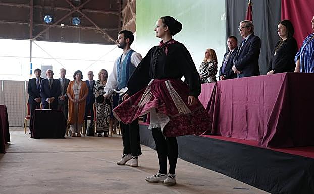 Dos dantzaris abrieron el tradicional acto.