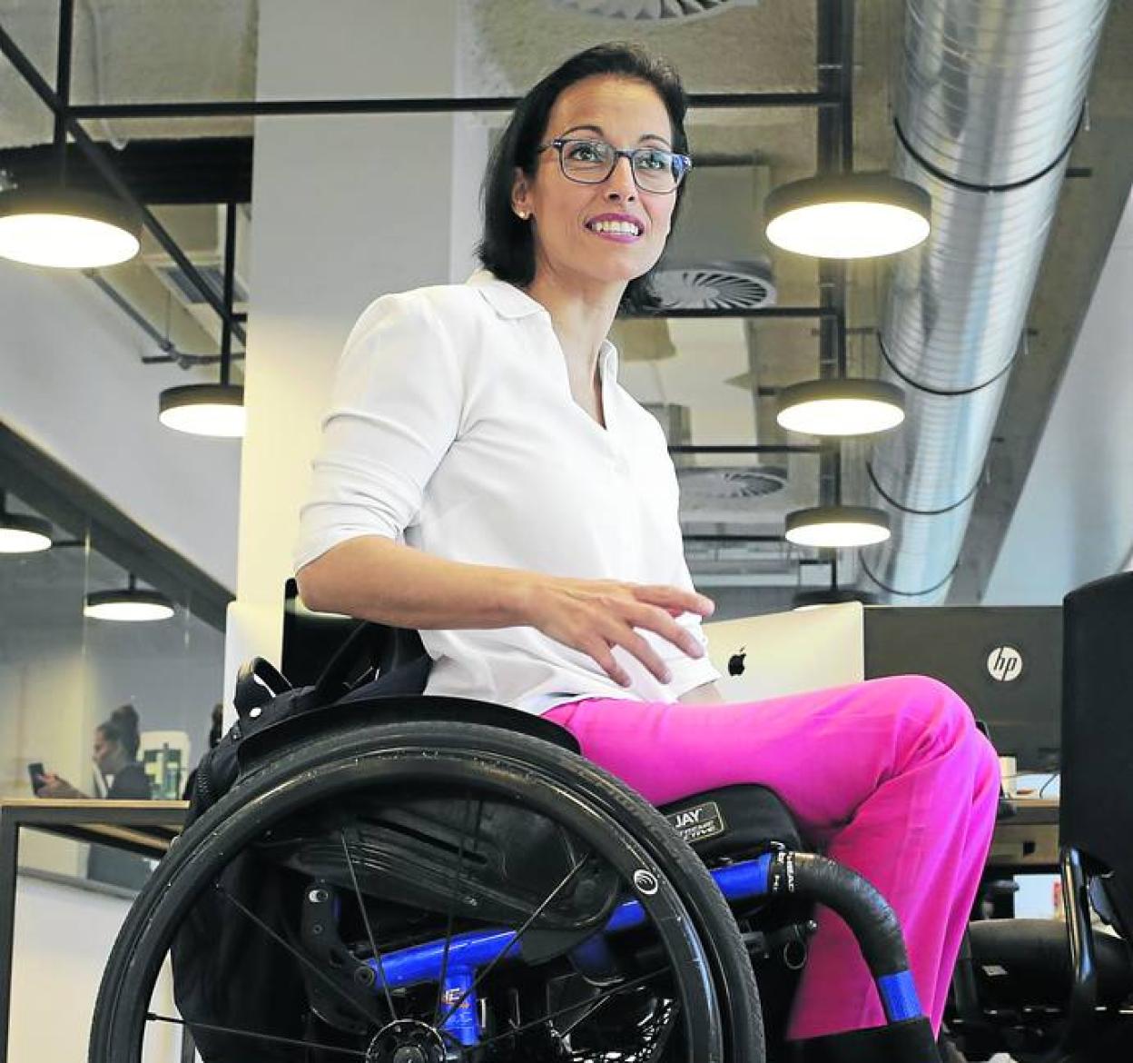 Teresa Perales, en su visita a la Escuela 42 de Urduliz. 