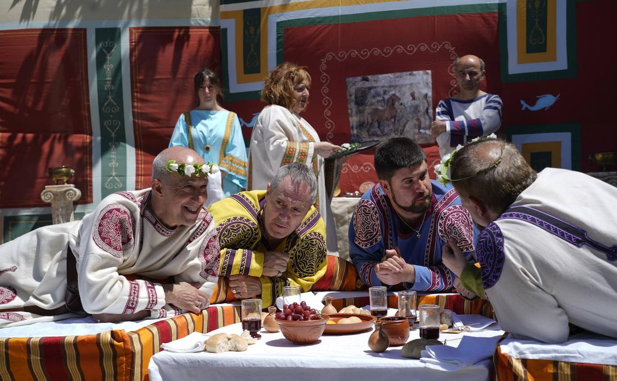El banquete romano recreado por la asociación Cohors Prima Gallica. 