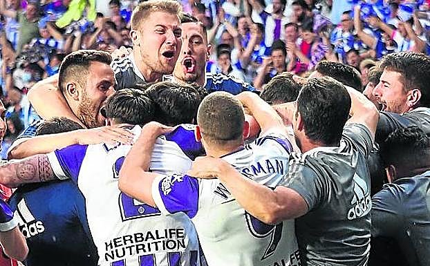 Imagen principal - Los jugadores del Valladolid y del Almería celebran por todo lo alto su ascenso a Primera.