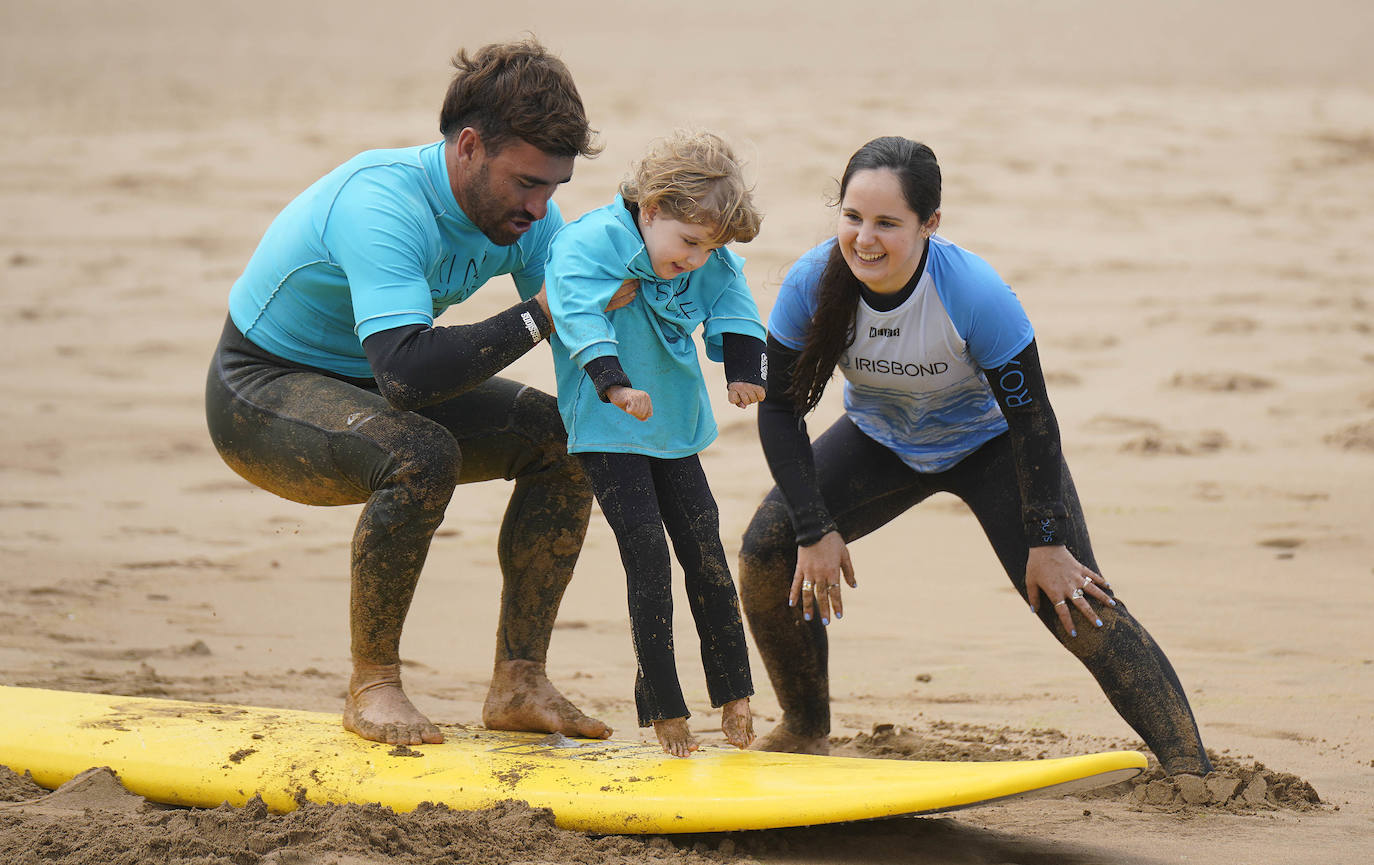 Fotos: Imágenes de la pequeña Danele, con parálisis cerebral, haciendo surf por primera vez