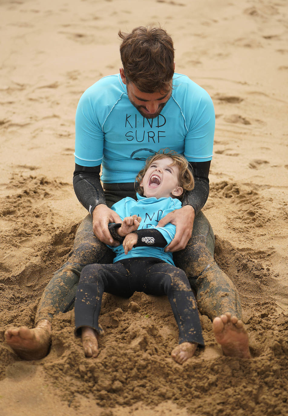 Fotos: Imágenes de la pequeña Danele, con parálisis cerebral, haciendo surf por primera vez