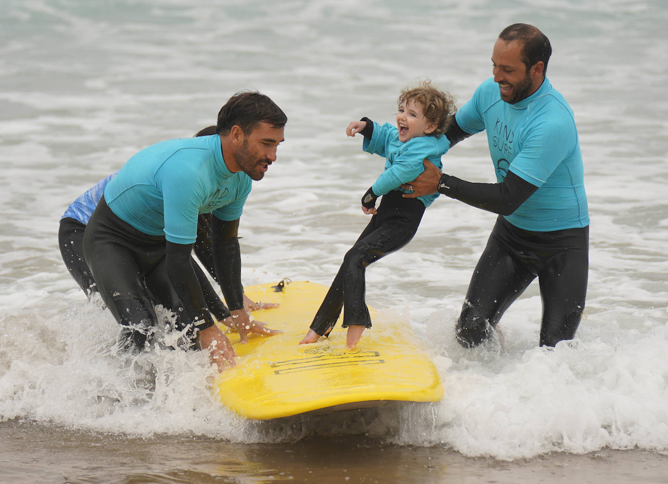 Fotos: Imágenes de la pequeña Danele, con parálisis cerebral, haciendo surf por primera vez