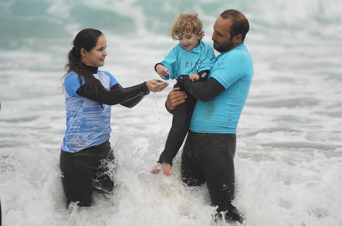 Fotos: Imágenes de la pequeña Danele, con parálisis cerebral, haciendo surf por primera vez