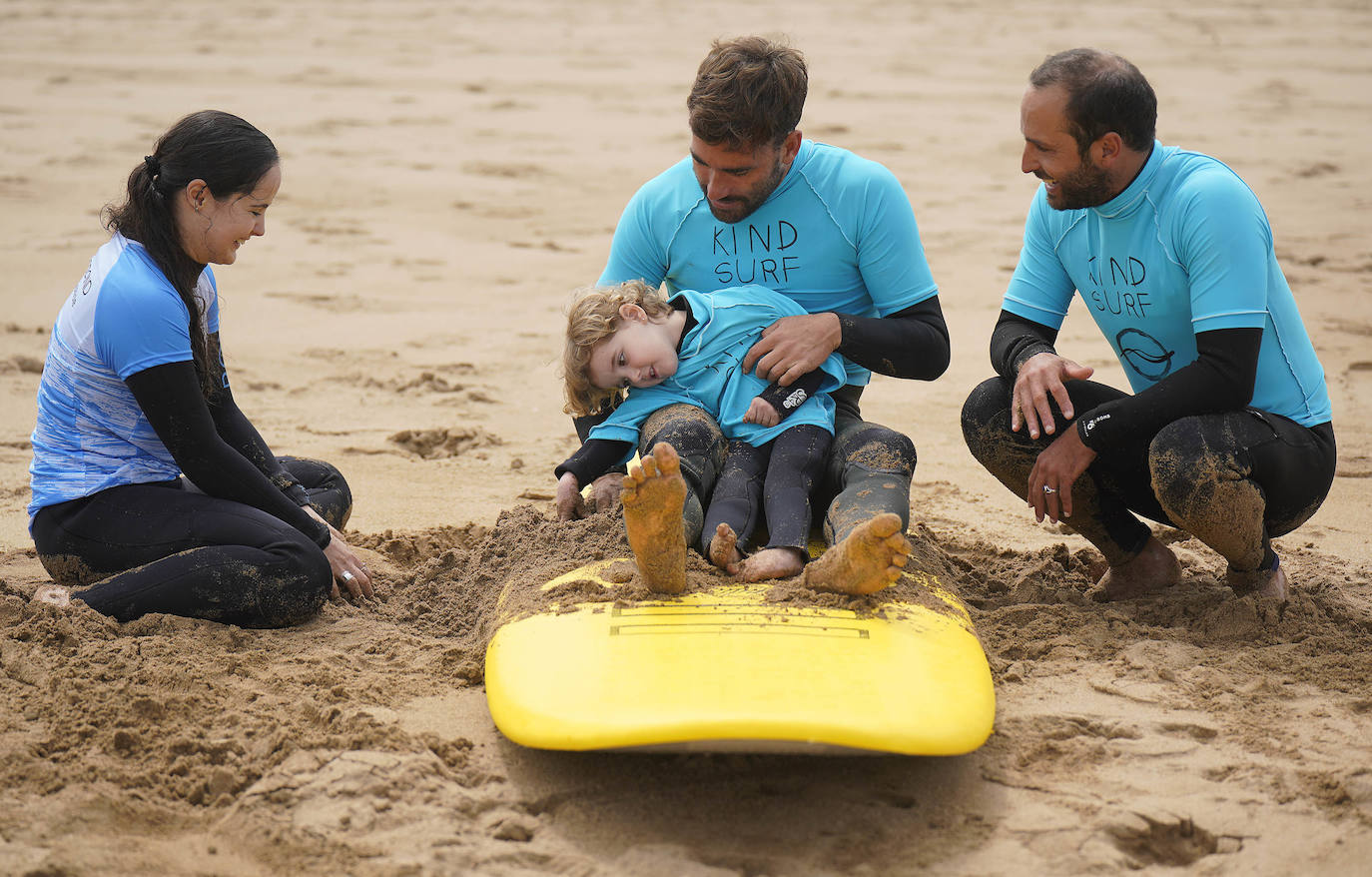 Fotos: Imágenes de la pequeña Danele, con parálisis cerebral, haciendo surf por primera vez