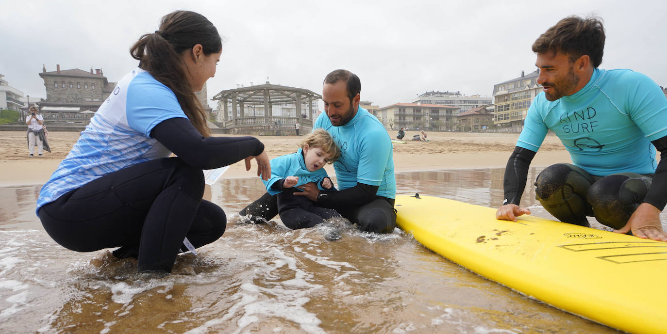 Fotos: Imágenes de la pequeña Danele, con parálisis cerebral, haciendo surf por primera vez