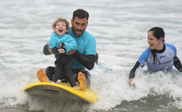 Fotos: Imágenes de la pequeña Danele, con parálisis cerebral, haciendo surf por primera vez