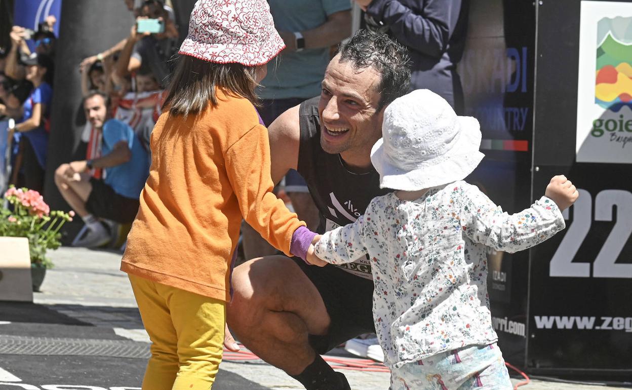 Kilian Jornet, con sus dos hijas tras cruzar la meta en Zegama. 