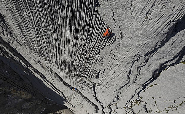Iker Pou progresa en la vía 'Leire', abierta en 2021 en el Cerro Tornillo. 