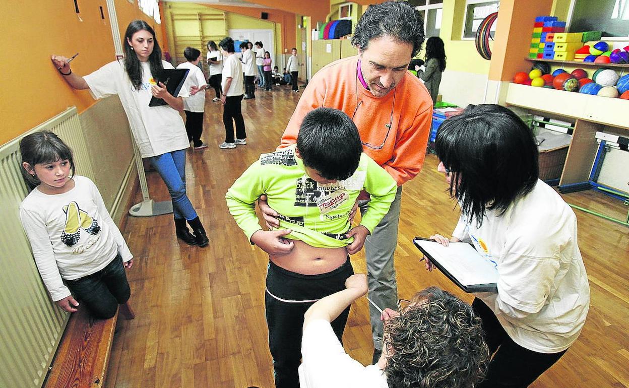 Un grupo de niños, ajenos a esta información, participan en un programa escolar de prevención de la obesidad.