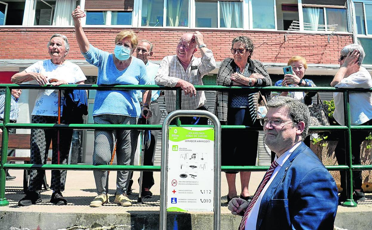 Los vecinos transmitieron sus quejas al alcalde durante la inauguración de un parque en Arangoiti.