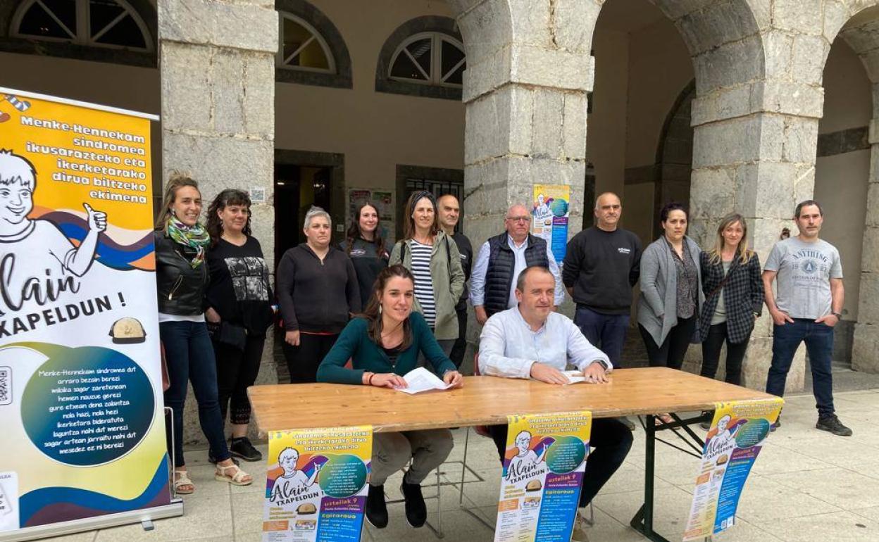 La asociación de madres y padres Urzabal presentó ayer la campañana de recogida de fondos en toda la comarca 