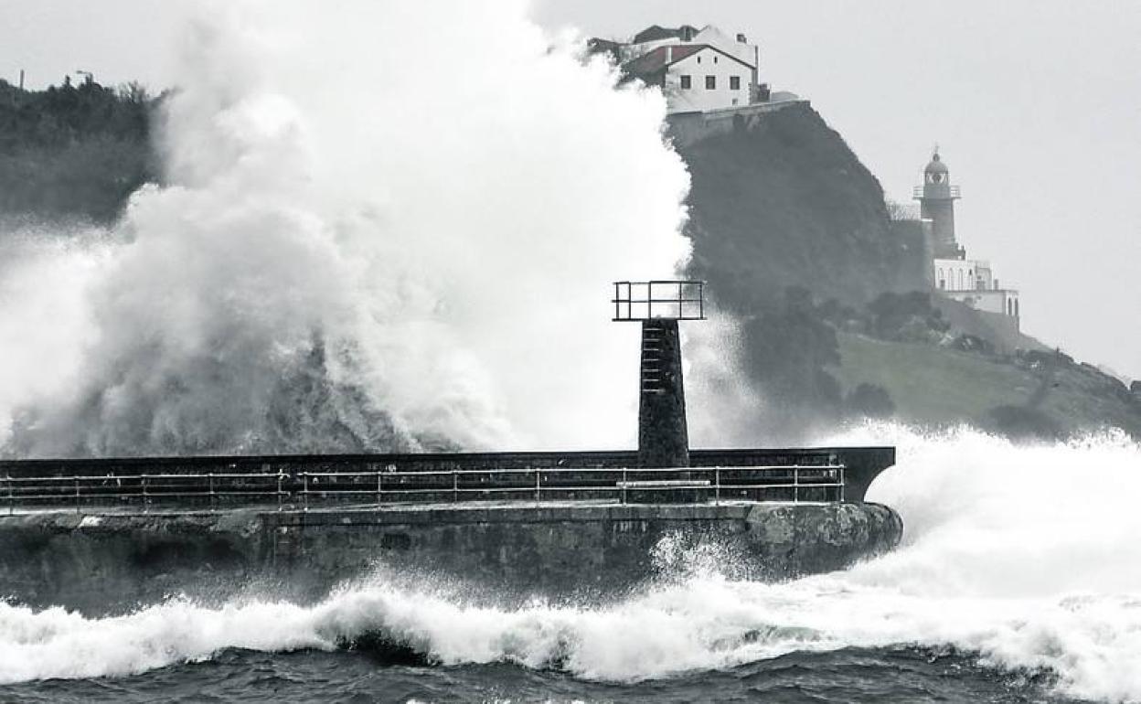 Oleaje generado por un temporal en Lekeitio.