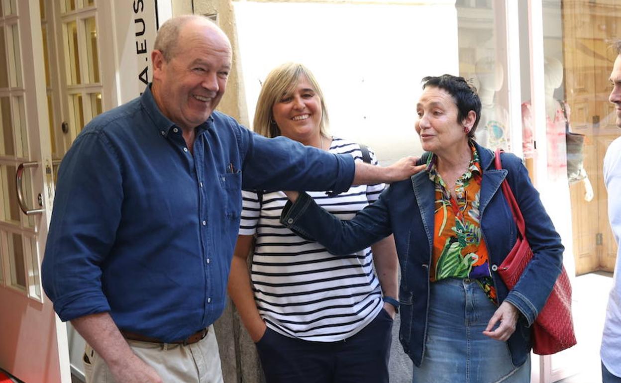 Ricardo Barkala y Jone Goirizelaia se saludan en presencia de la exfutbolista del Athletic Eba Ferreira en la puerta de la sede del precandidato.