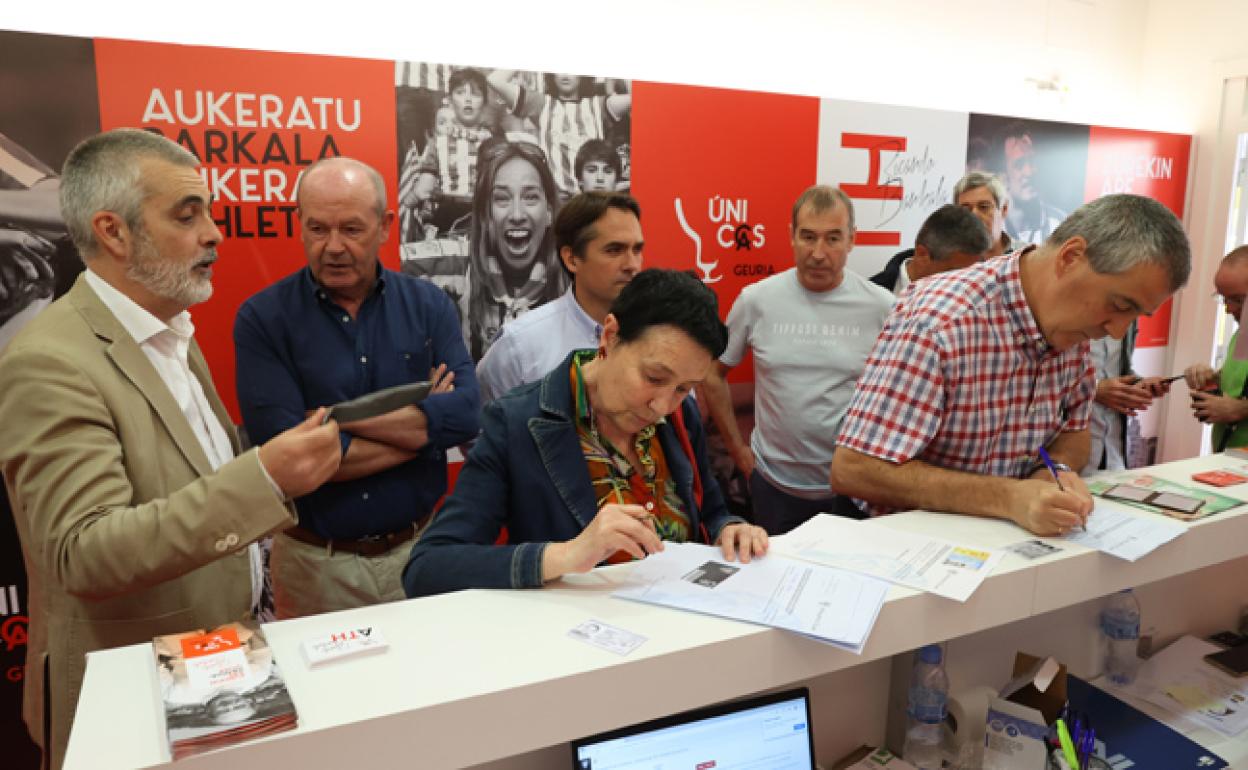 Jone Goirizelaia aporta su aval a la candidatura de Barkala.