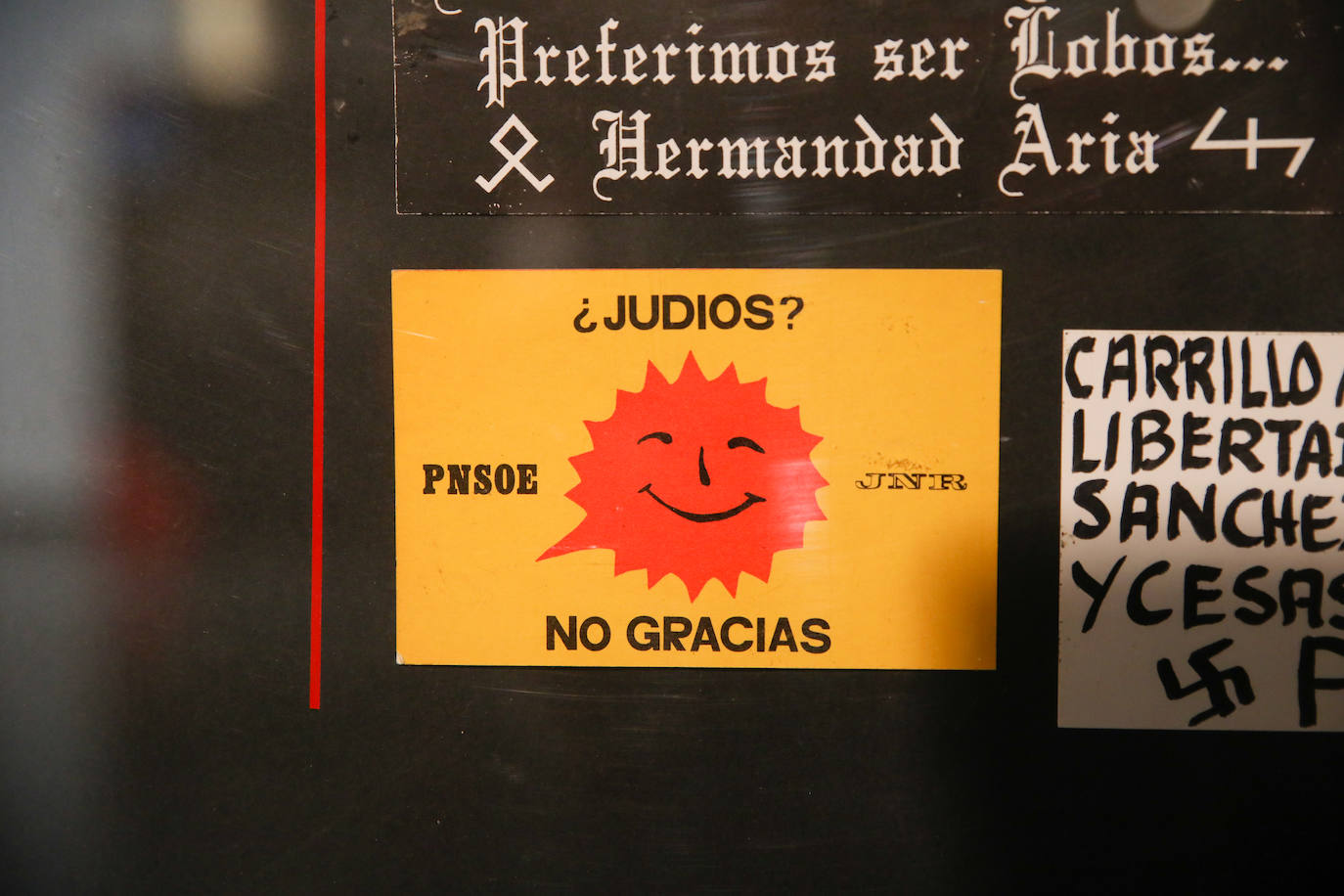 Fotos: Pegatinas para combatir el odio en el Memorial de Vitoria