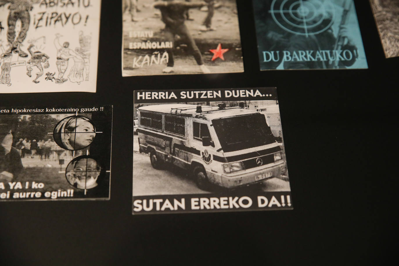 Fotos: Pegatinas para combatir el odio en el Memorial de Vitoria