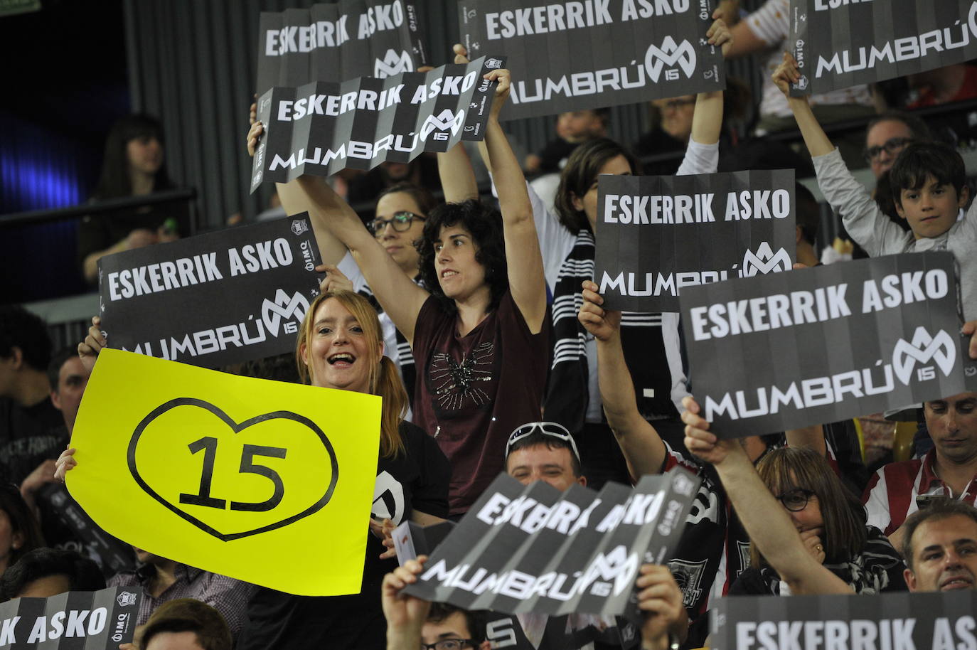 La afición, durante su despedida como jugador del Bilbao Basket. 