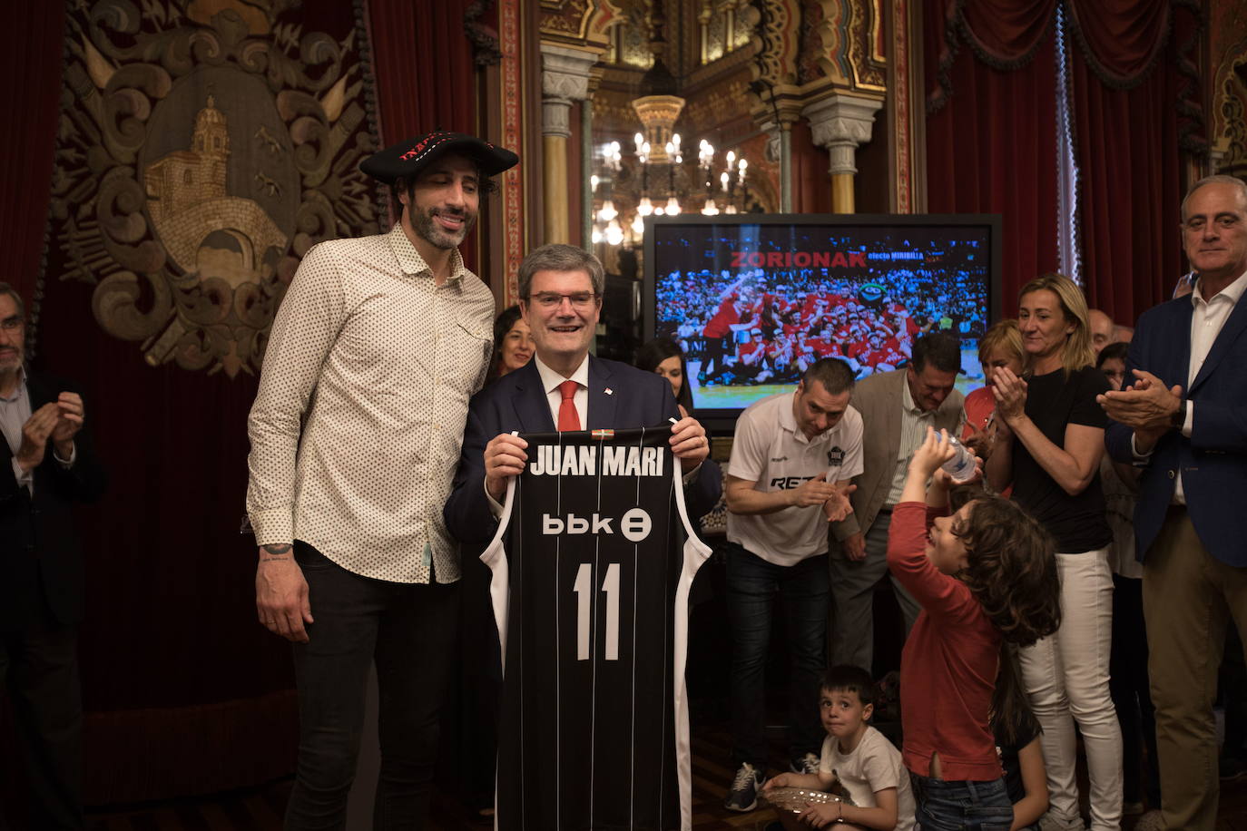 Mumbrú regala una camiseta al alcalde de Bilbao, Juan Mari Aburto, para celebrar el ascenso en junio de 2019.