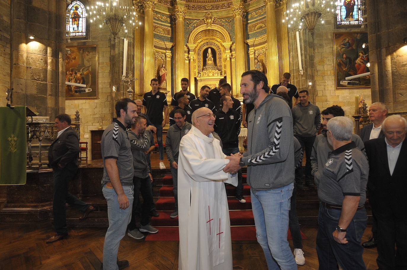 Mumbrú, con la plantilla del Bilbao Basket en la tradicional ofrenda a la Virgen de Begoña. 