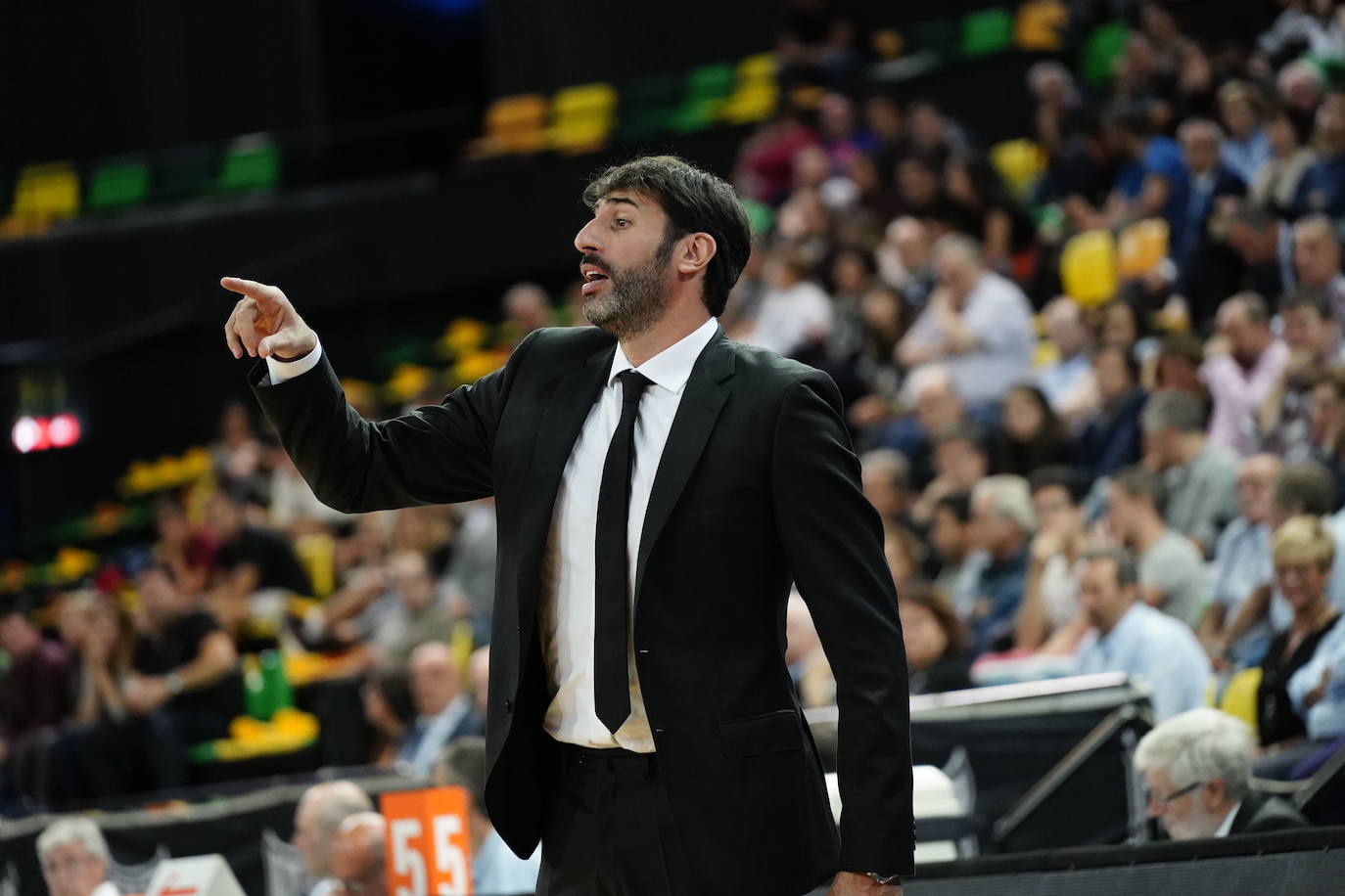 Mumbrú, durante uno de sus primeros partidos como entrenador del Bilbao Basket en octubre de 2018. 