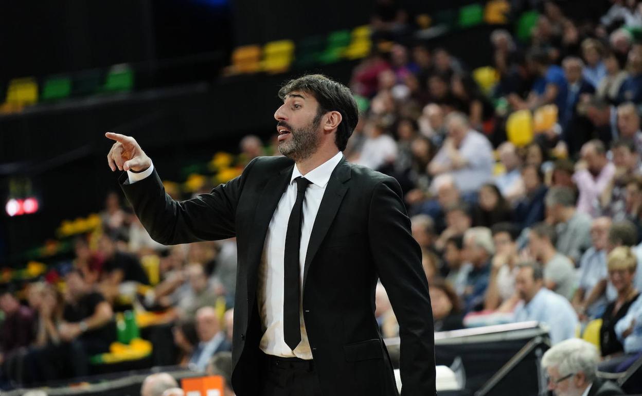 Mumbrú dirige un partido del Bilbao Basket.