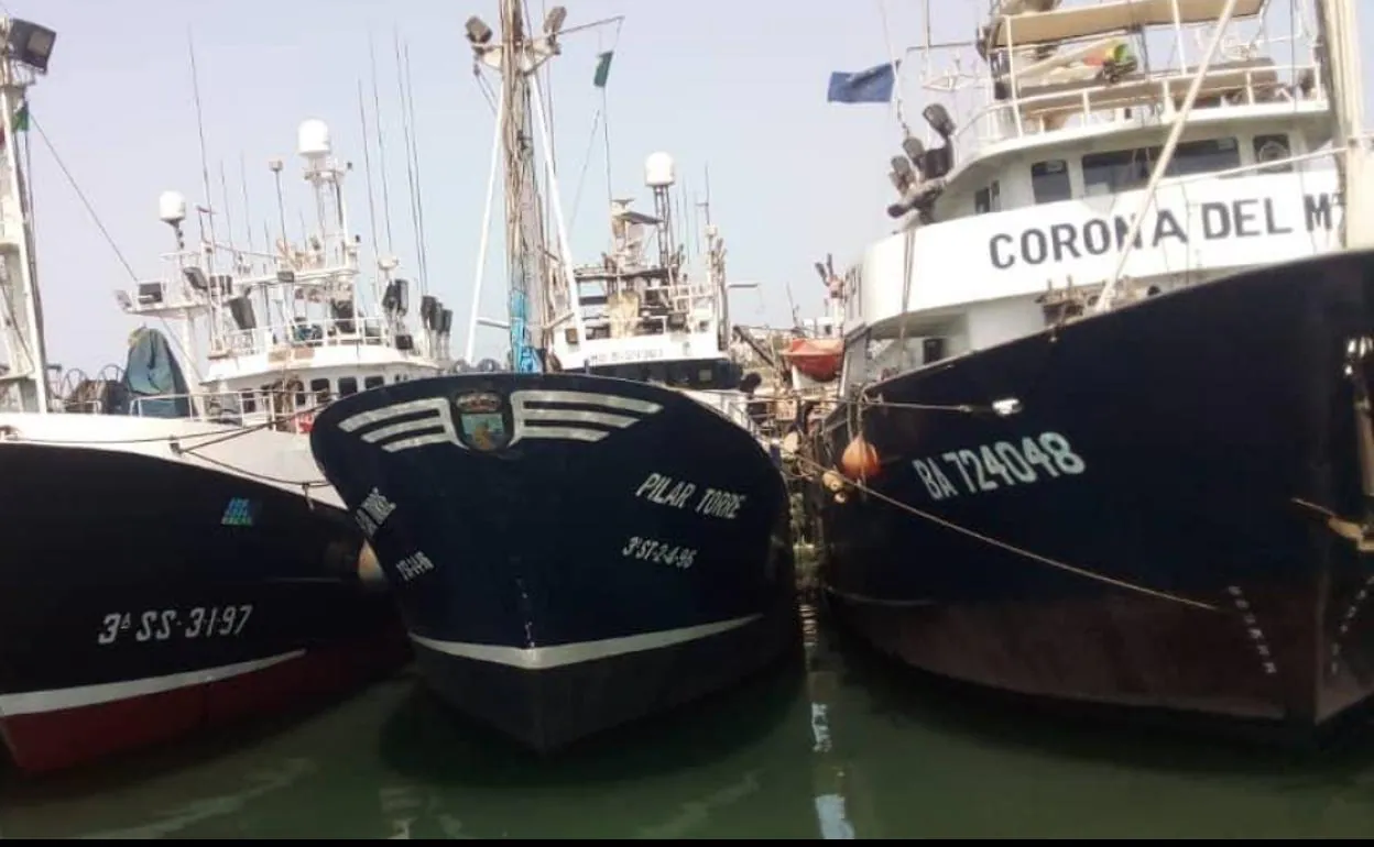 Los atuneros vascos en Senegal llevan cinco meses amarrados en puerto. 