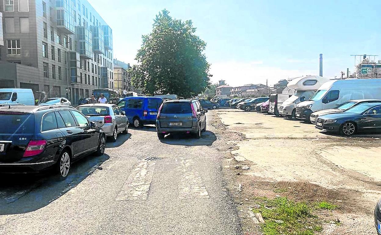 Imagen tomada en la mañana de ayer en el barrio leiotarra de Lamiako, con una avalancha inusual de coches. 