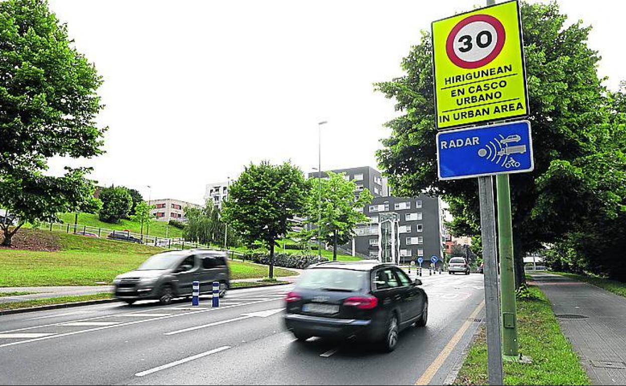 Carteles advierten en Getxo del límite de velocidad. 