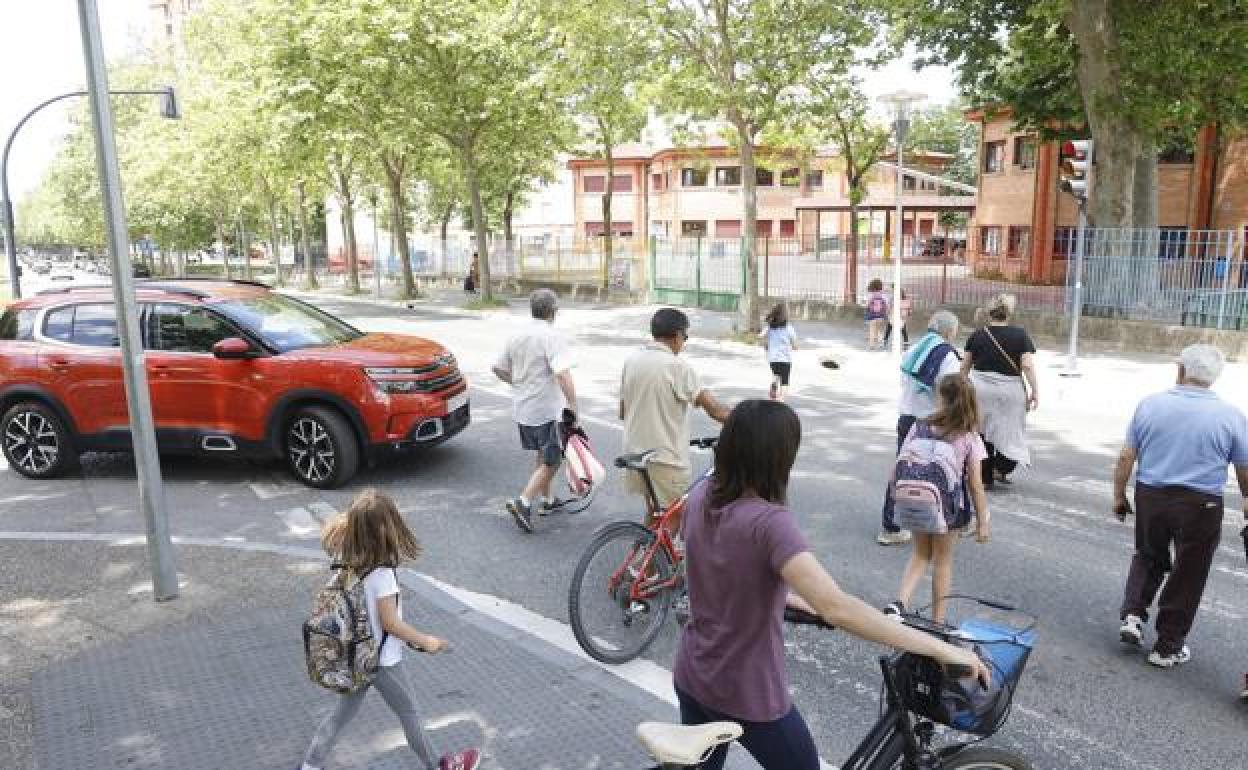 Vecinos cruzando un paso de peatones en la calle Iturritxu. 