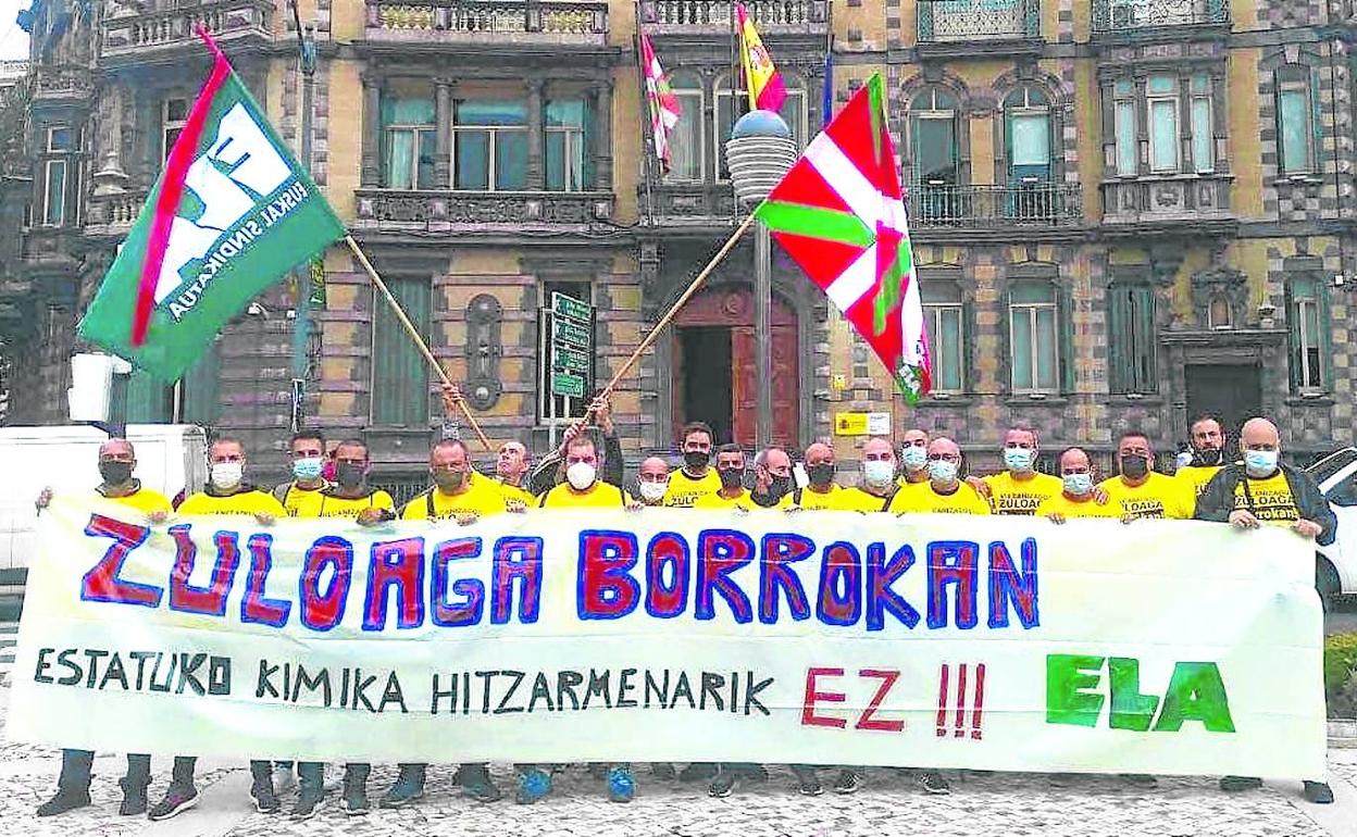 Los empleados de Vulcanizados Zuloaga en una protesta en la plaza Moyua de Bilbao. 