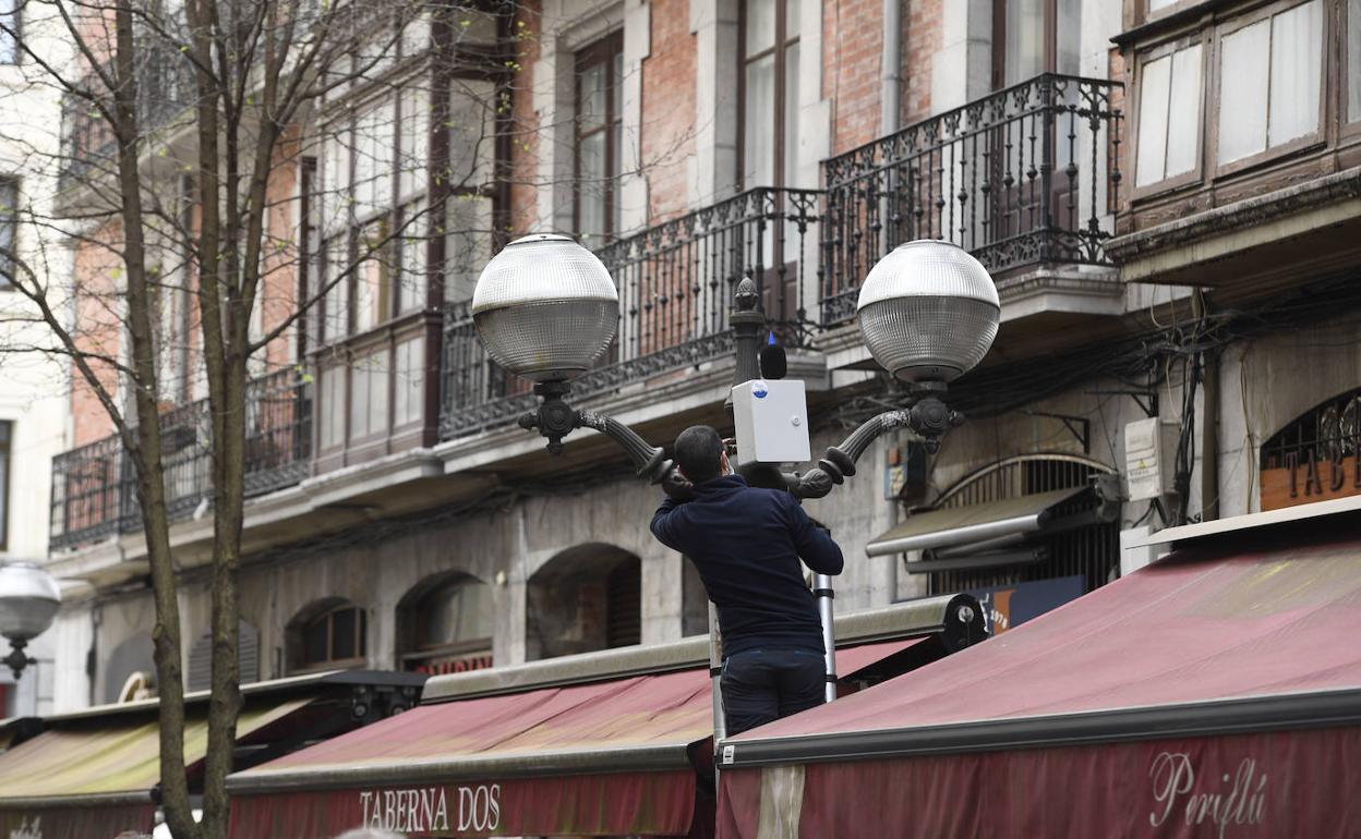 Un operario instala uno de los sonómetros en Ledesma. 