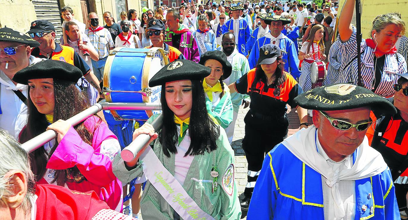 Imagen principal - El Bombo Chiqui fue seguido por decenas de blusas dispuestos a empezar la fiesta desde por la mañana. El pregonero dio un discurso repleto de detalles y guiños hacia los blusas. No olvidaron las pancartas.