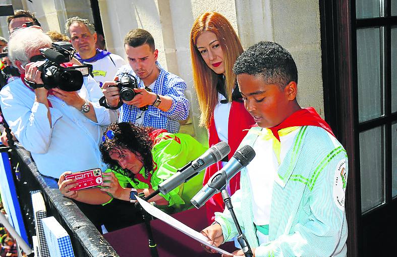 Imagen secundaria 1 - El Bombo Chiqui fue seguido por decenas de blusas dispuestos a empezar la fiesta desde por la mañana. El pregonero dio un discurso repleto de detalles y guiños hacia los blusas. No olvidaron las pancartas.