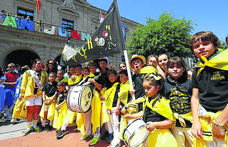 Imagen secundaria 2 - El Bombo Chiqui fue seguido por decenas de blusas dispuestos a empezar la fiesta desde por la mañana. El pregonero dio un discurso repleto de detalles y guiños hacia los blusas. No olvidaron las pancartas.