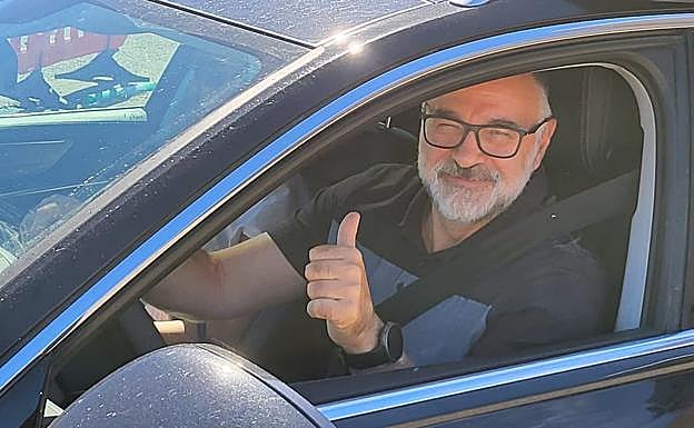 Pablo Laso, en su vehículo tras recibir el alta hospitalaria.