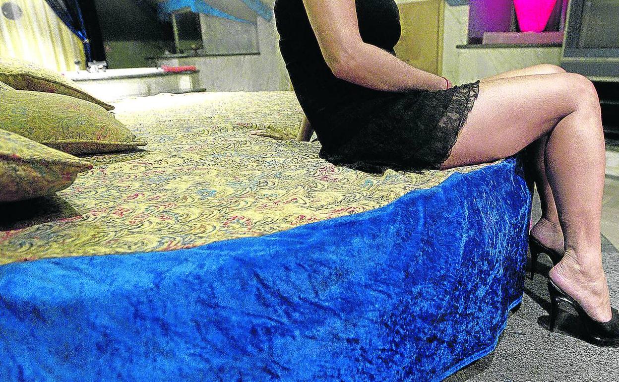 La prostitución desaparece de las rotondas y se concentra en más de 100  pisos y clubes | El Correo