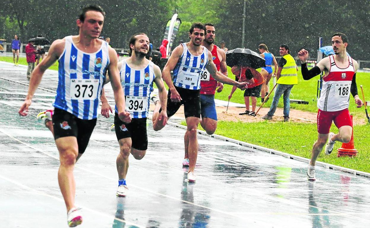 La lluvia, que hizo acto de presencia en las instalaciones de Durango, afectó a los atletas. 