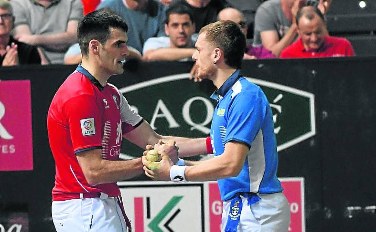 Ezkurdia y Laso se saludan antes del inicio de la final. 