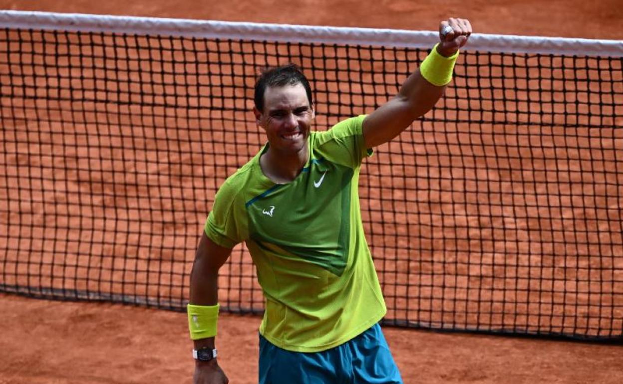 Rafa Nadal alza el puño para celebrar su triunfo en Roland Garros. 
