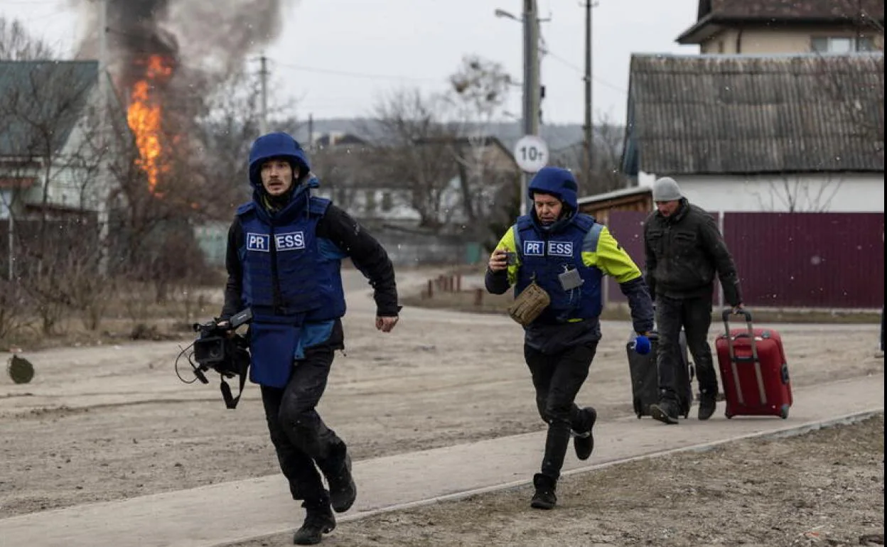Dos periodistas acuden a una zona bombardeada por la artillería rusa. 