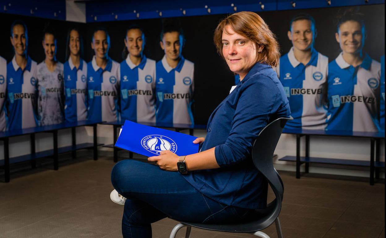 Dafne Triviño posa para la entrevista en el vestuario del Alavés Gloriosas en la ciudad deportiva de Ibaia.