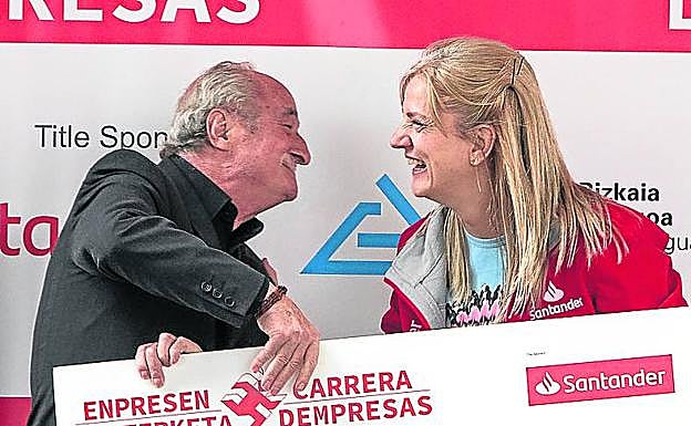 Imagen principal - Txus Diharce recibe el cheque solidario de Patricia Arias. El buen humor no faltó en la prueba pese a que había que afrontar una carrera de ocho kilómetros. Numerosas personas, entre ellas familiares de los corredores, animaron a lo largo de todo el recorrido.