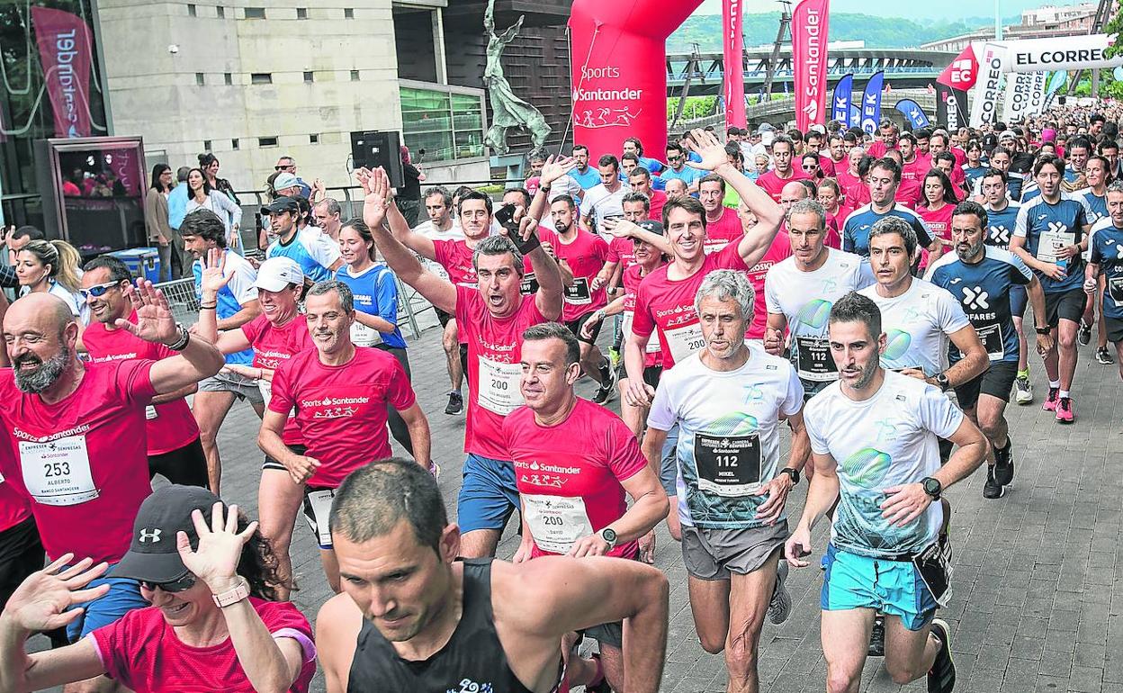 La Carrera de Empresas atrae a cientos de atletas de instituciones y compañías vizcaínas de diferentes sectores para competir y pasar una mañana divertida.