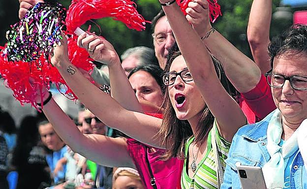 Imagen principal - El público animó a sus familiares y compañeros de trabajo hasta con pompones de cheerleaders. Martín Fiz, campeón mundial y europeo de maratón, se hizo multitud de fotos con otros corredores antes de tomar la salida. Los atletas siguen unidos en el primer tramo de la carrera. 