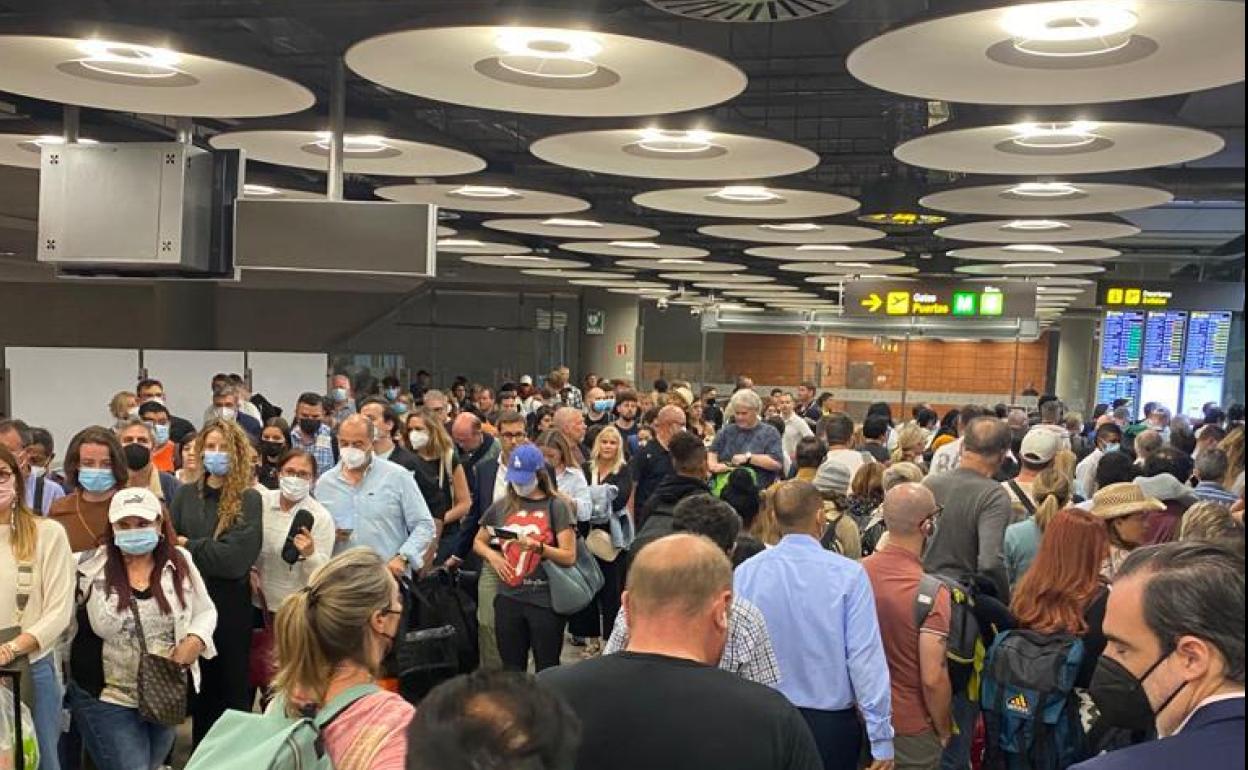 Miles de turistas haciendo cola en los controles fronterizos de la T4 de Barajas.