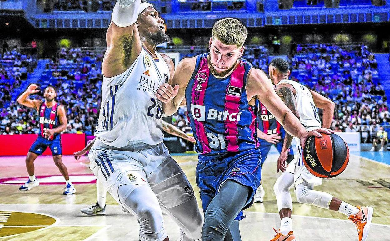 Giedratis se esfuerza por superar el muro de Yabusele. 