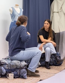 Imagen secundaria 2 - La deportista vasca, arriba, buceando en el mar, y sobre estas líneas hablando con dos expertas. 